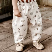 Kinder Barrel Pants aus Bio Baumwolle – Hunde Print | Handgemachte Ballonhose für Babys & Kinder