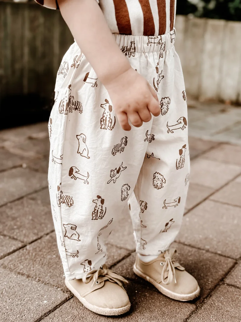 Kinder Barrel Pants aus Bio Baumwolle – Hunde Print | Handgemachte Ballonhose für Babys & Kinder
