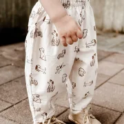 Kinder Barrel Pants aus Bio Baumwolle – Hunde Print | Handgemachte Ballonhose für Babys & Kinder