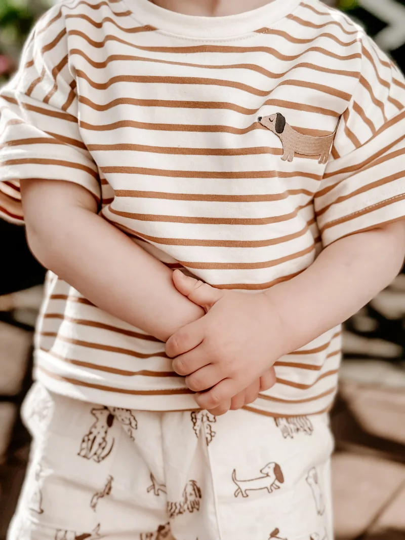 Kinder Oversize T-Shirt aus Jersey – Streifen Caramel mit Dackel-Patch | Handgemachtes Sommer Shirt für Kinder