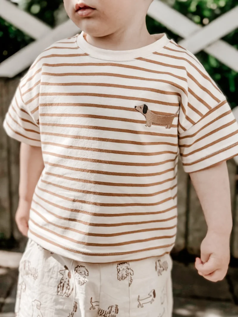 Kinder Oversize T-Shirt aus Jersey – Streifen Caramel mit Dackel-Patch | Handgemachtes Sommer Shirt für Kinder