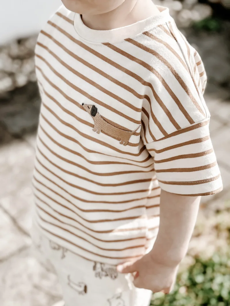 Kinder Oversize T-Shirt aus Jersey – Streifen Caramel mit Dackel-Patch | Handgemachtes Sommer Shirt für Kinder