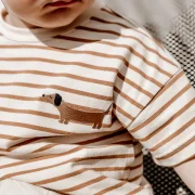 Kinder Oversize T-Shirt aus Jersey – Streifen Caramel mit Dackel-Patch | Handgemachtes Sommer Shirt für Kinder
