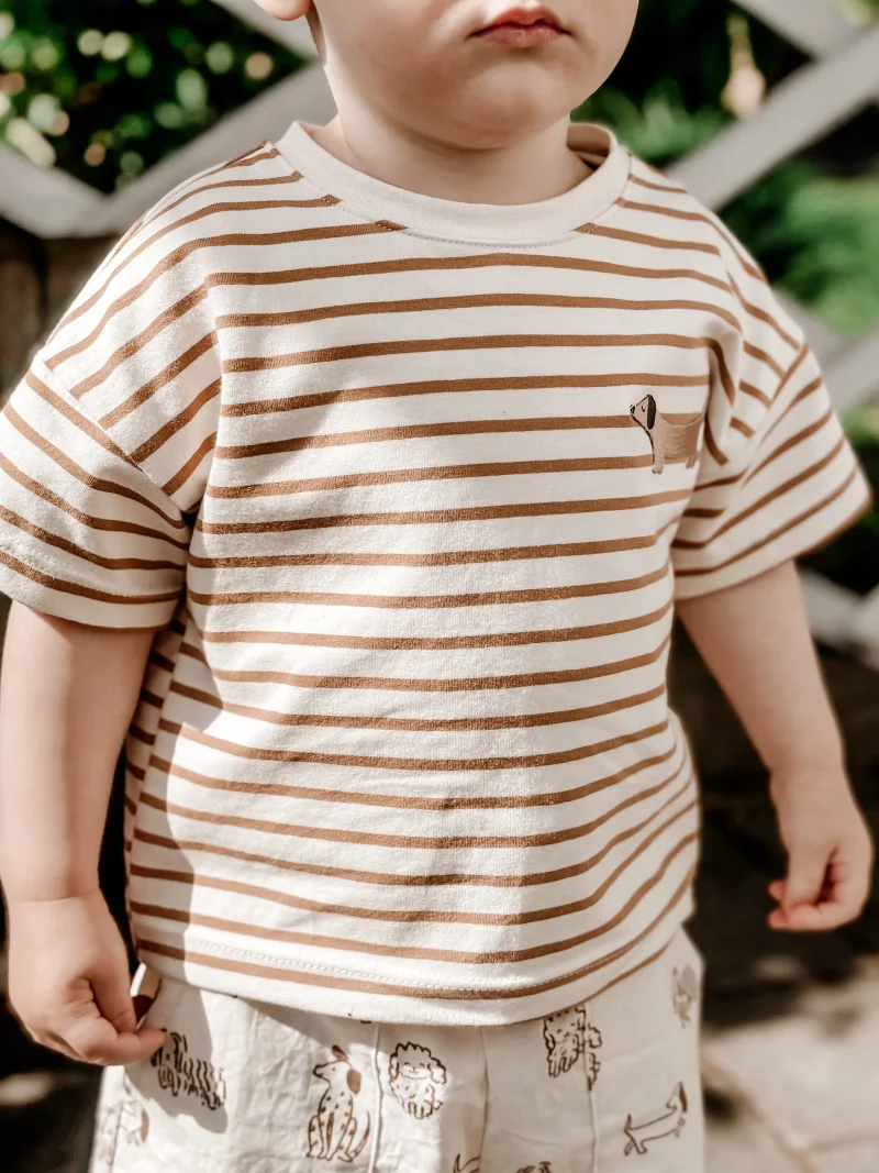 Kinder Oversize T-Shirt aus Jersey – Streifen Caramel mit Dackel-Patch | Handgemachtes Sommer Shirt für Kinder