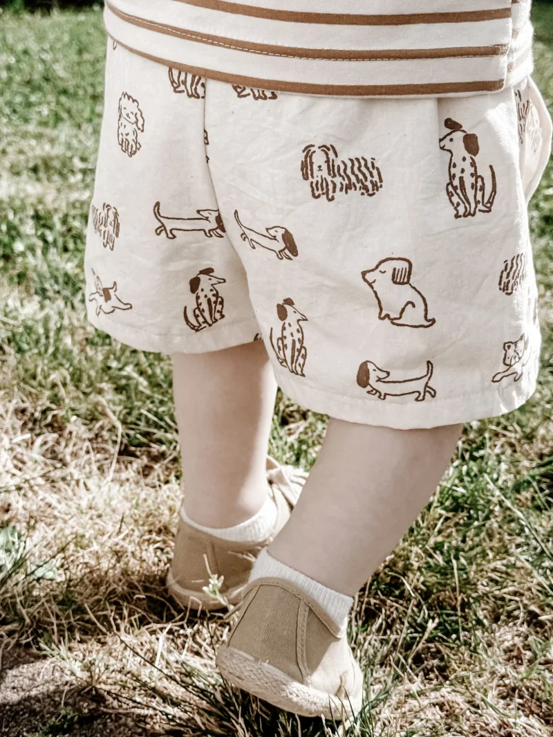 Kinder Shorts aus Bio Baumwolle – Hunde Print | Handgemachte Sommer Shorts für Babys & Kinder