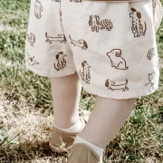Kinder Shorts aus Bio Baumwolle – Hunde Print | Handgemachte Sommer Shorts für Babys & Kinder
