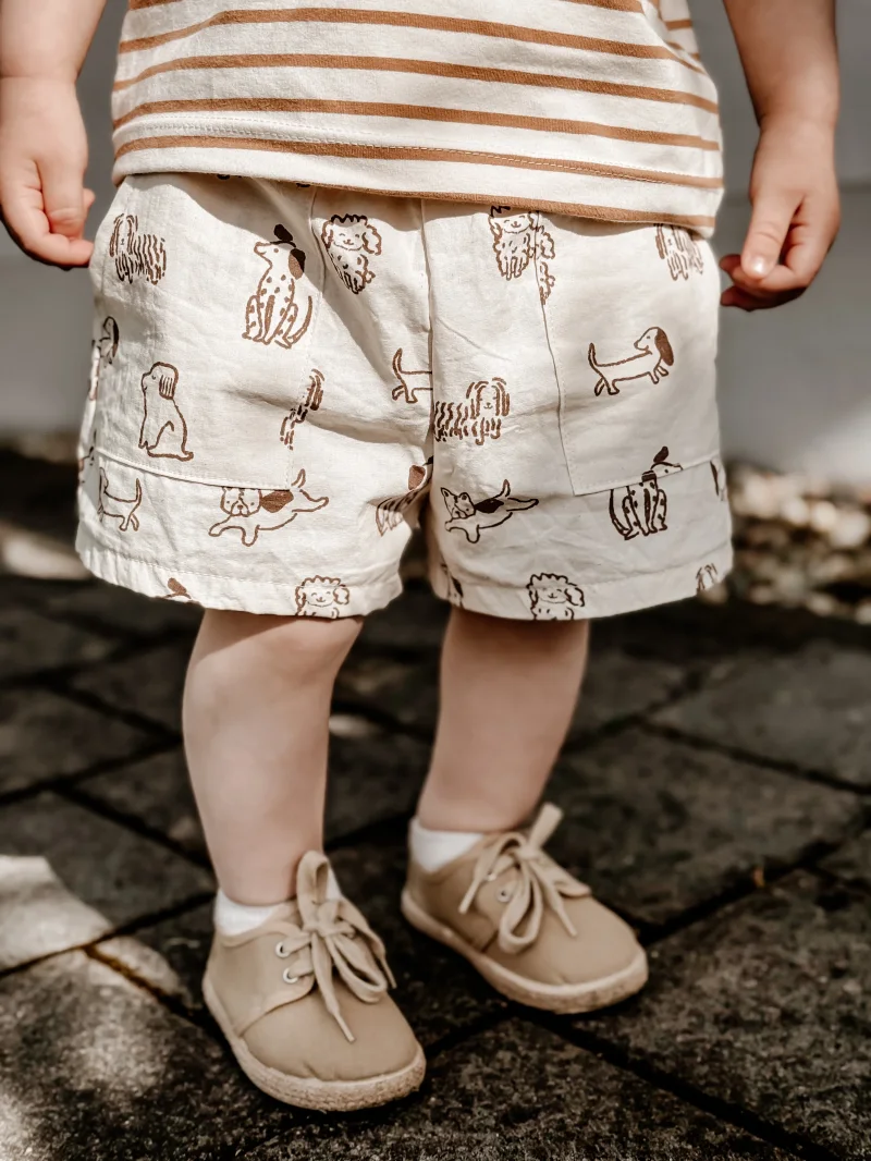 Kinder Shorts aus Bio Baumwolle – Hunde Print | Handgemachte Sommer Shorts für Babys & Kinder